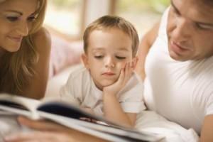Родители учат сына читать
